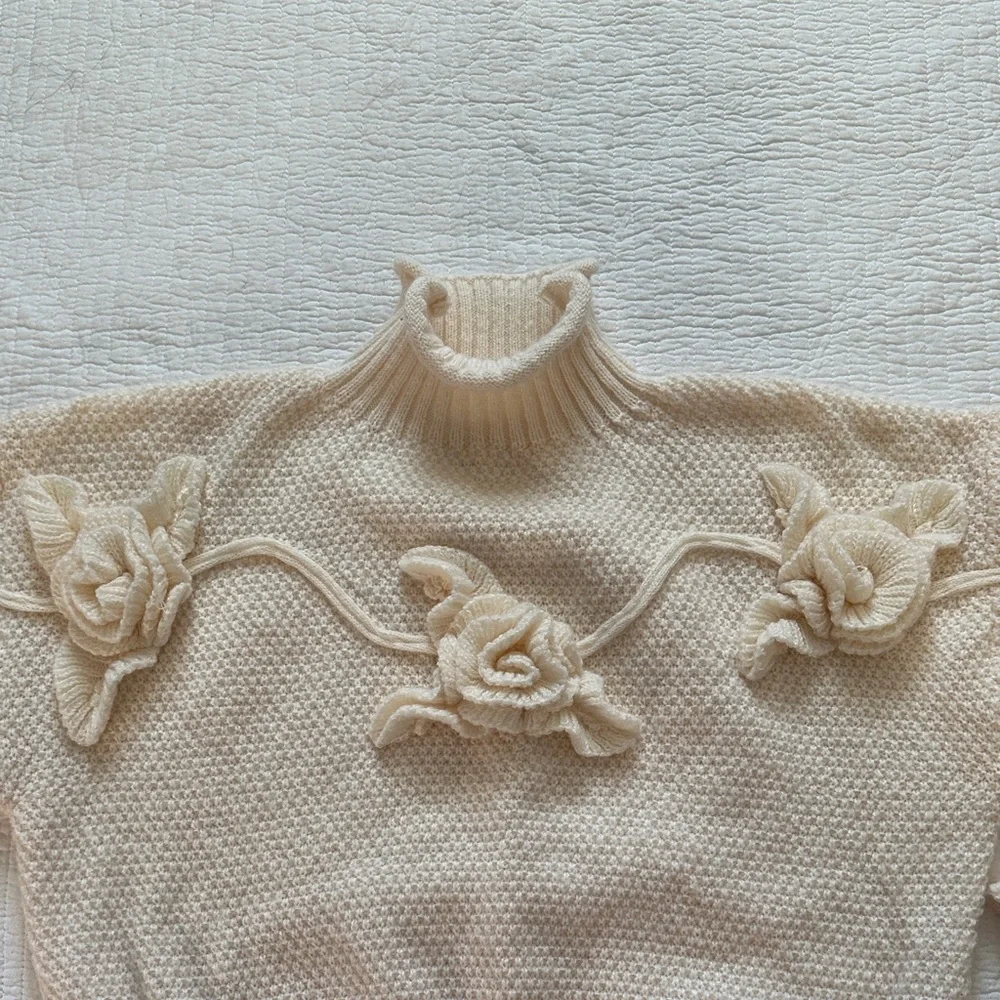 Chic Cream Turtleneck Sweater with Floral Accents - Picture 4 of 8